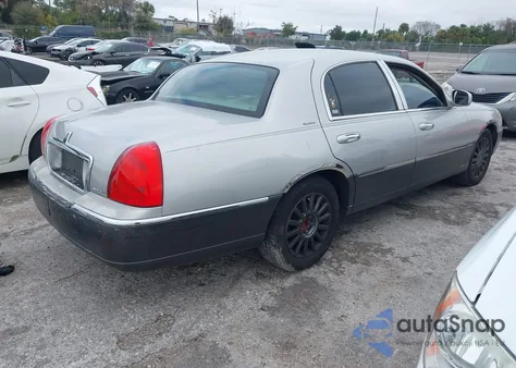 2003 Lincoln Town Car Signature z USA, uszkodzony, nr VIN 1LNHM82W23Y604044